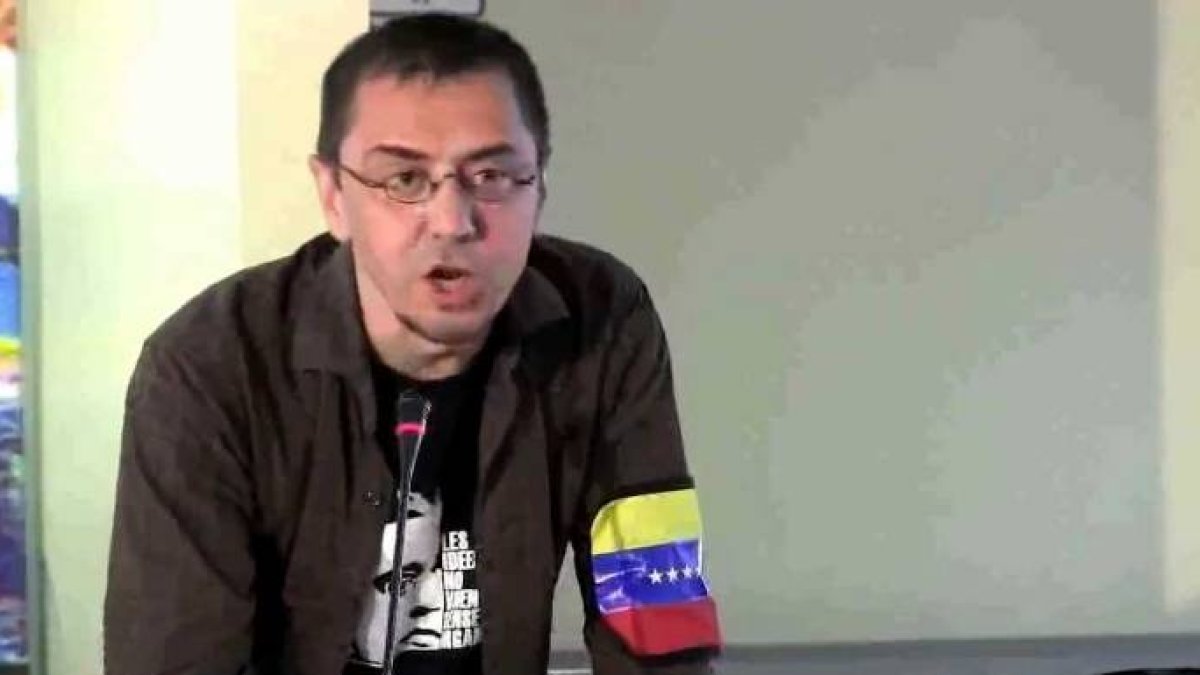 Juan Carlos Monedero luciendo el brazalete bolivariano.