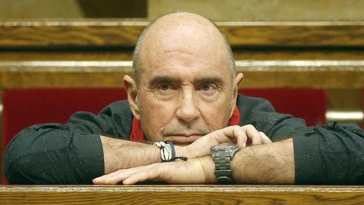 El cantautor, Lluís Llack, en su escaño de Junts per Sí.
