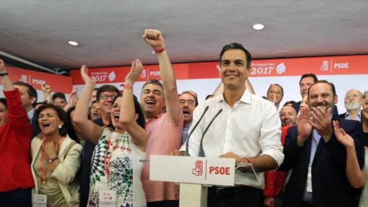 Pedro Sánchez y la plana mayor del sanchismo el día de su victoria en las primarias frente a Susana.