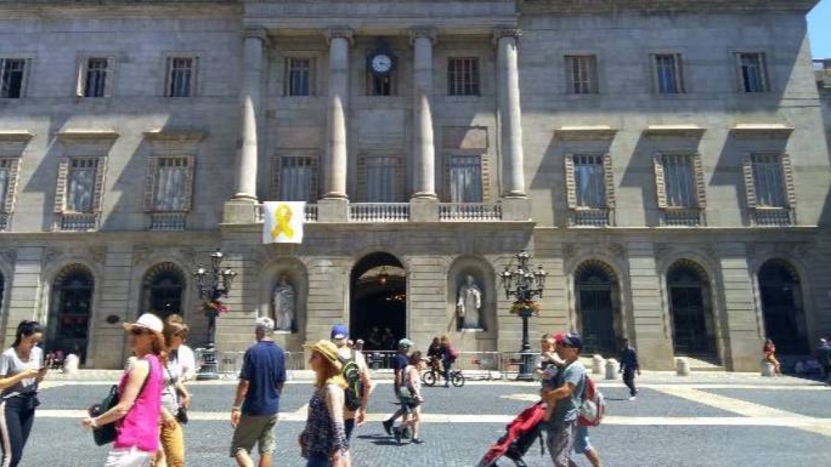 La primera decisión de la alcaldesa: volver a colocar el lazo amarillo en el balcón.