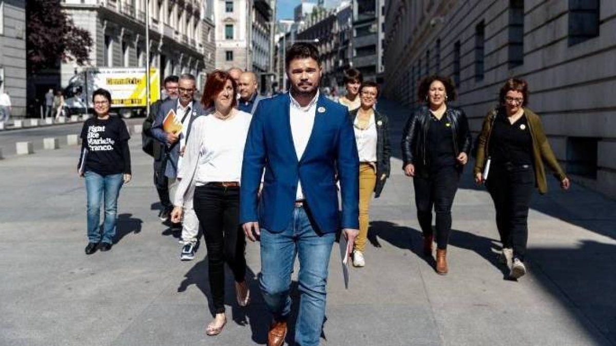 Rufián, este jueves llegando al Congreso con los diputados de ERC para acreditarse.