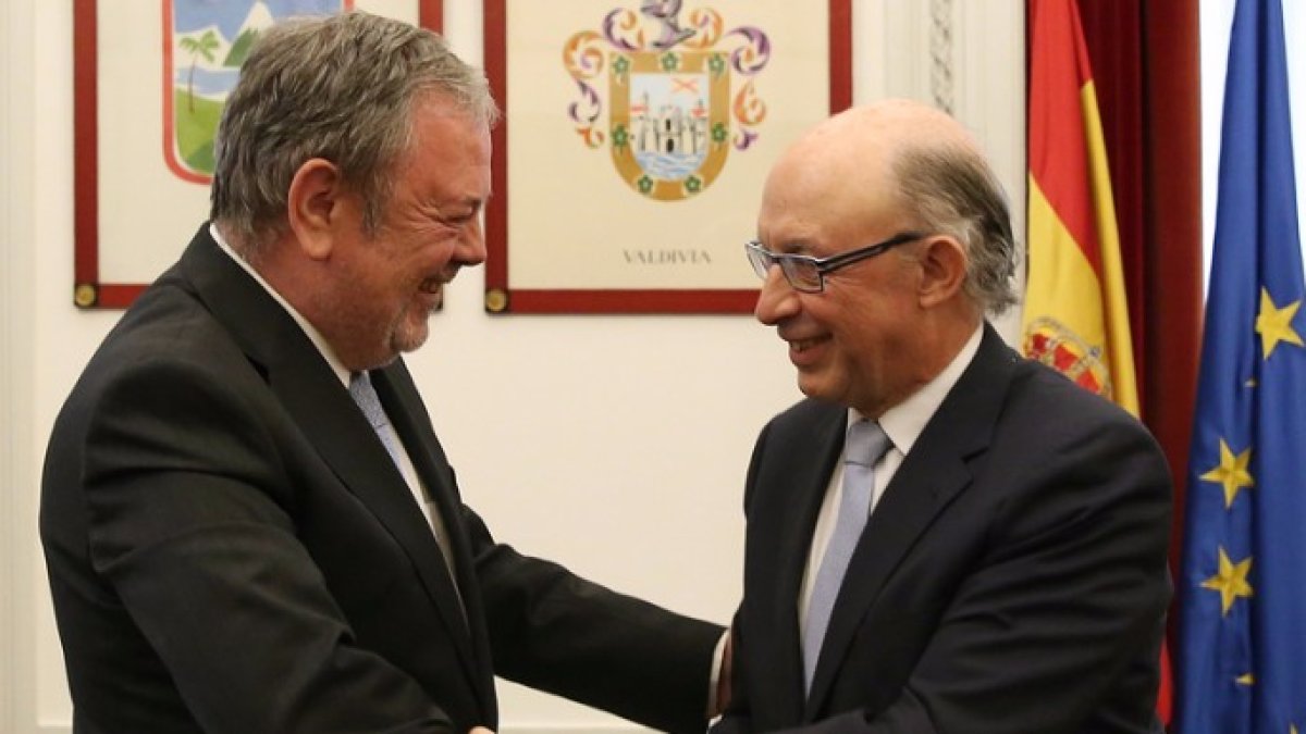 Cristóbal Montoro junto al consejero vasco de Hacienda, Pedro Azpiazu.