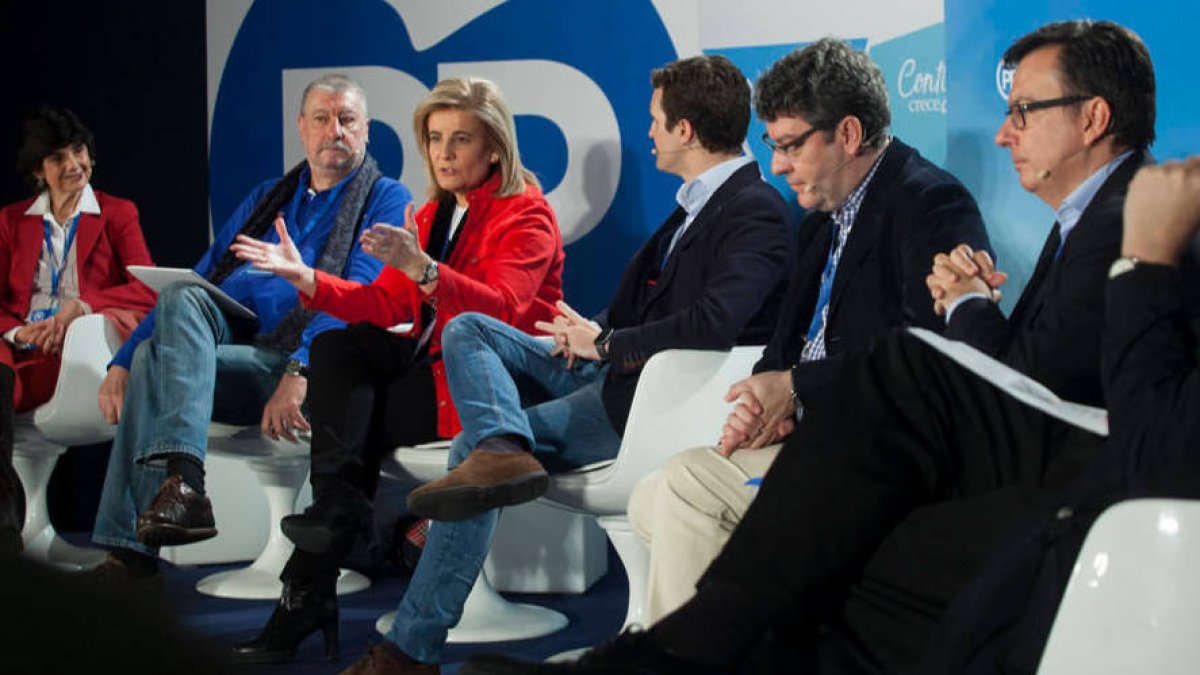 Fátima Báñez y Álvaro Nadal en presencia de Pablo Casado.