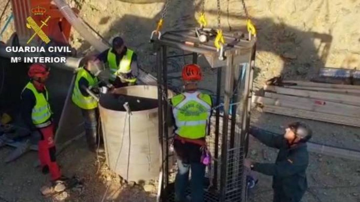 Los servicios de rescate en las horas decisivas.