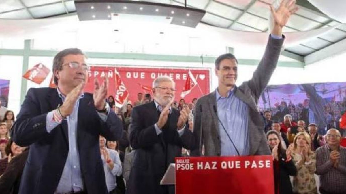 Rodríguez Ibarra, junto a Sánchez y Vara este miércoles en Badajoz.