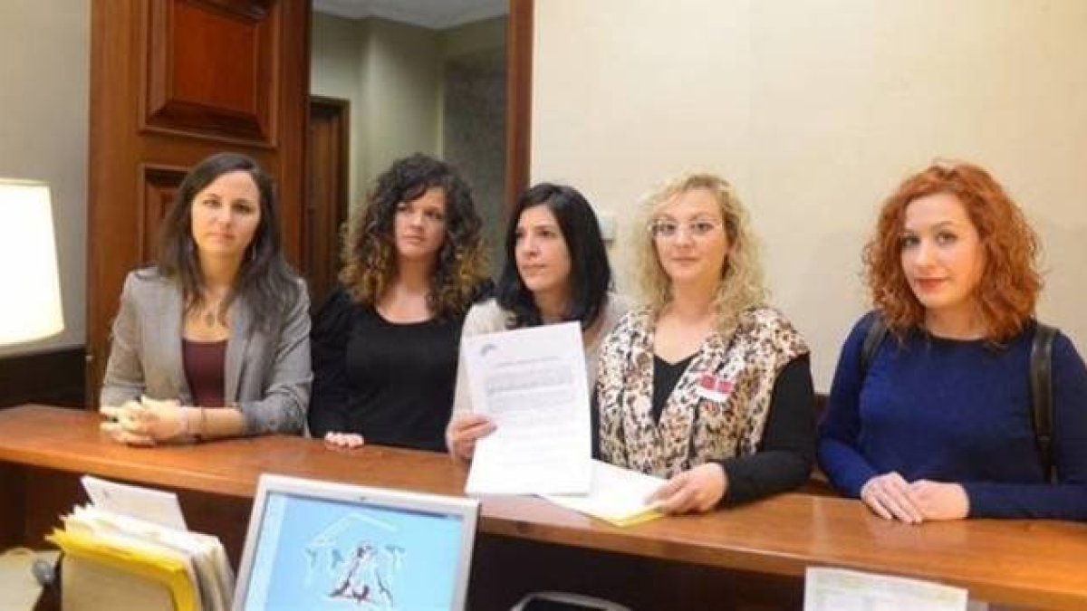 María Sevilla (cuarta por la derecha), la líder de Infancia Libre, junto a la cúpula del grupo parlamentario de Podemos.