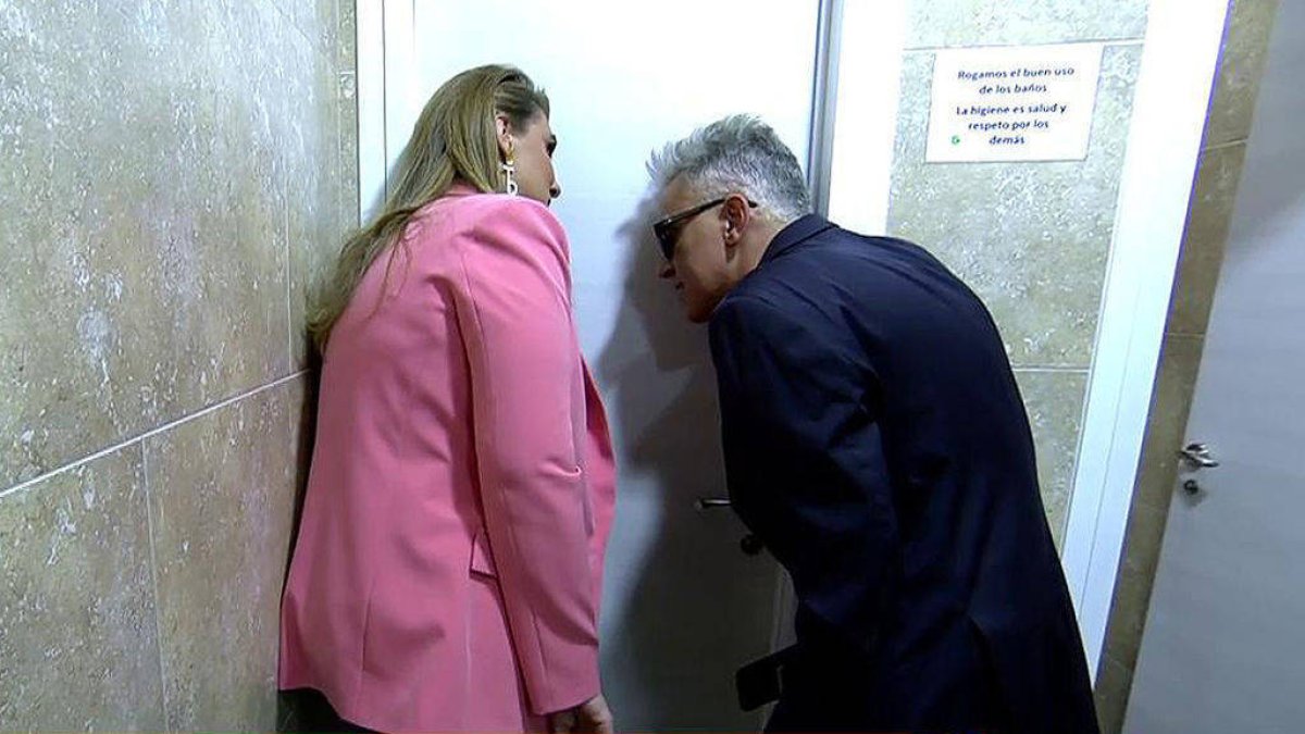 Carlota Corredera y Kiko Hernández mientras Anabel Pantoja se hace un test de embarazo.