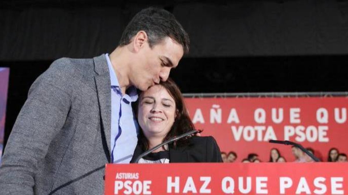 Sánchez y Adriana Lastra, este miércoles en un mitin en Gijón.