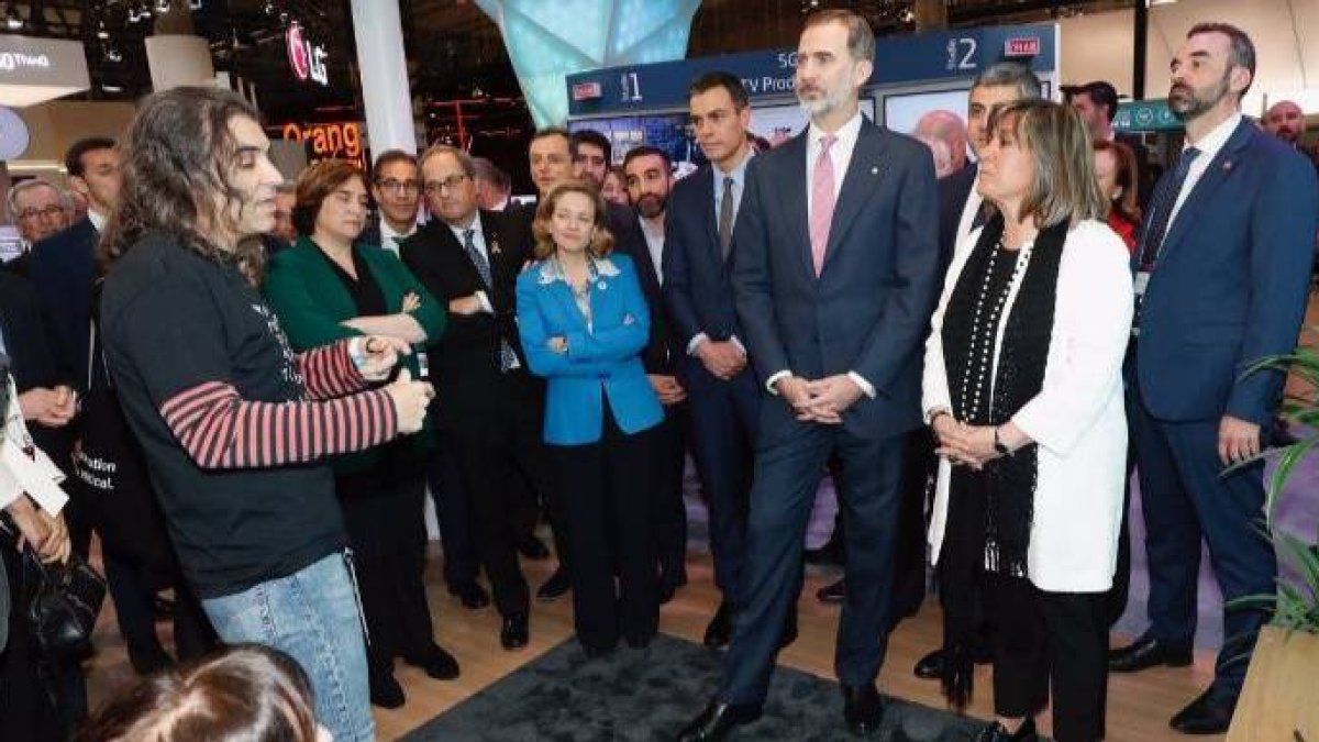 El Rey, este lunes en Barcelona. Junto a él, Pedro Sánchez y Quim Torra.