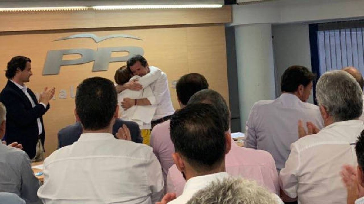 José Císcar se abraza a la presidenta del PPCV, isabel Bonig