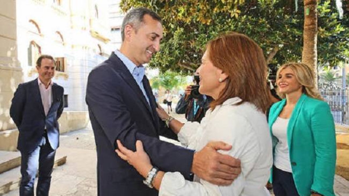 César Sánchez saluda a Bonig en presencia de Eva Ortiz y Carlos Castillo.