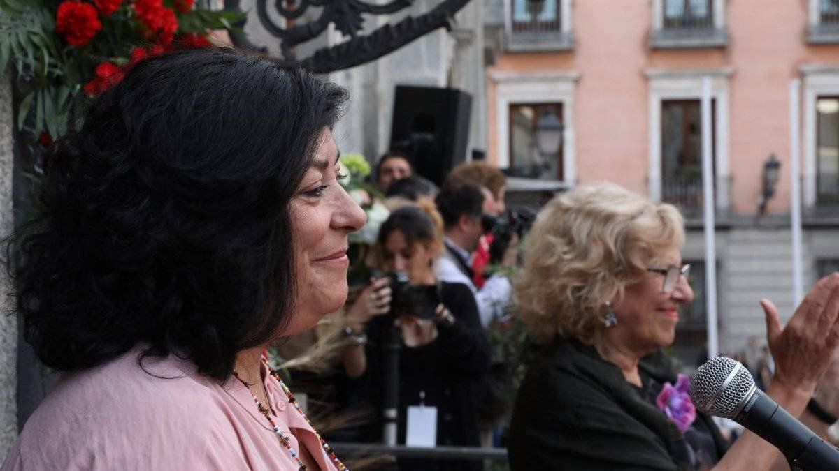 Almudena Grandes fue la última pregonera de San Isidro. Al fondo, Manuela Carmena