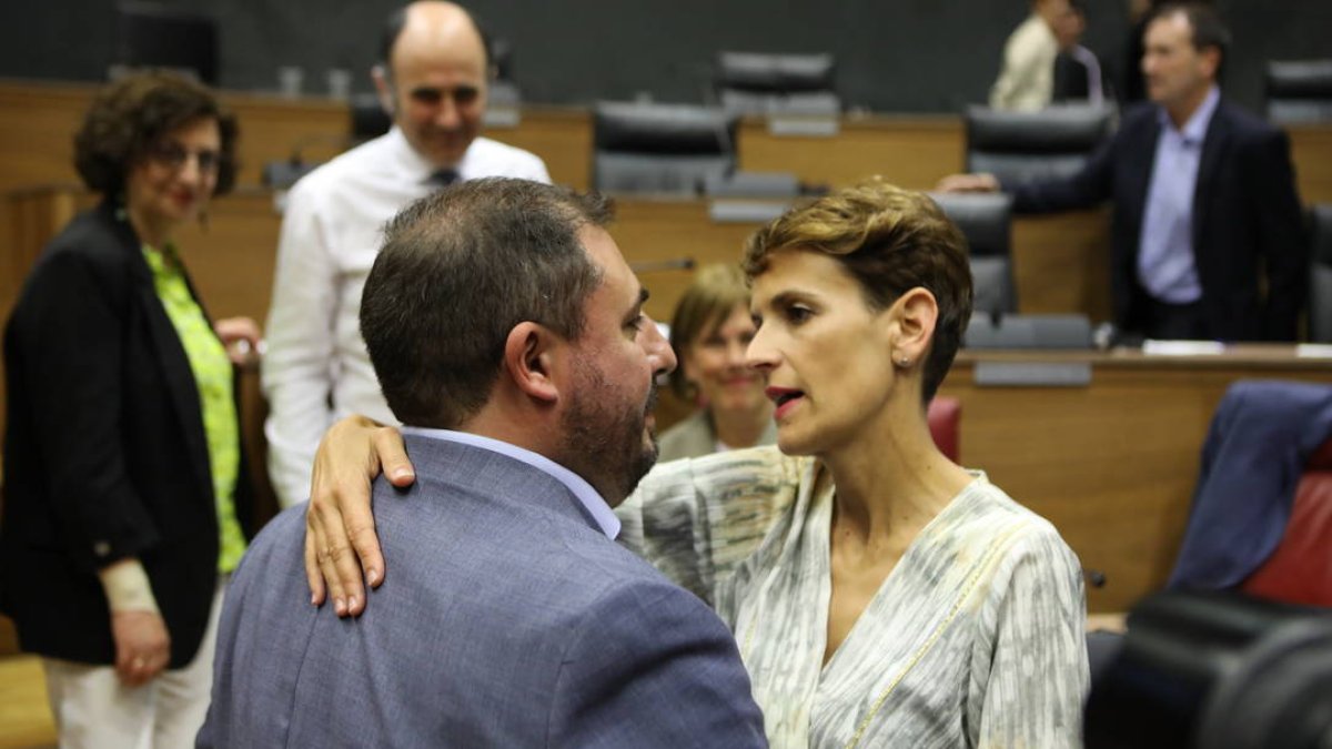 El nuevo presidente del Parlamento navarro, el nacionalista Unai Hualde, felicitado por la socialista María Chivite