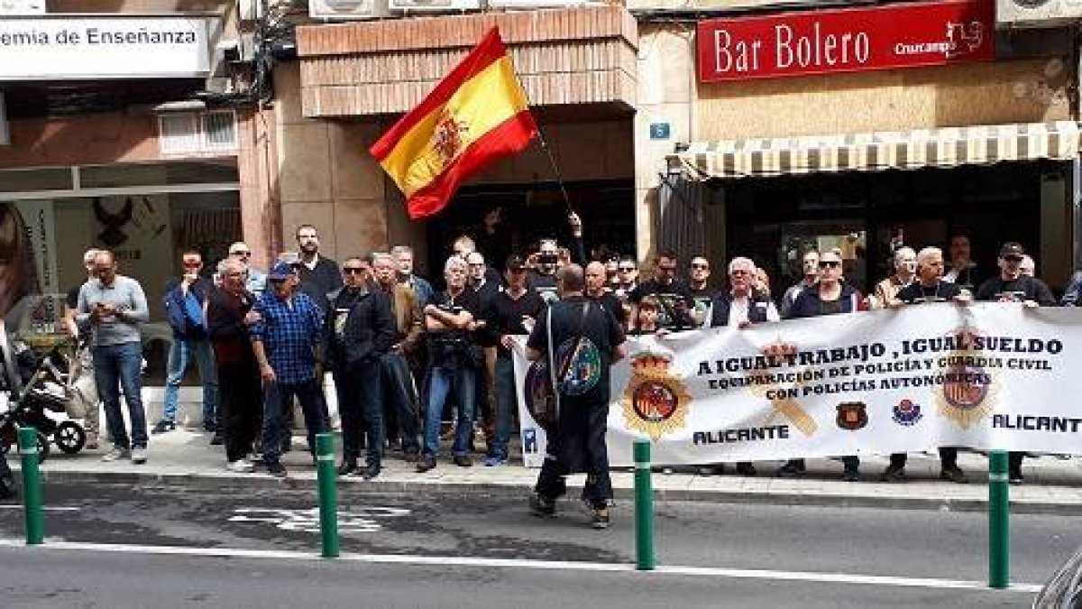 Guardias civiles y policías se manifiestan ante la sede del PSOE de Alicante
