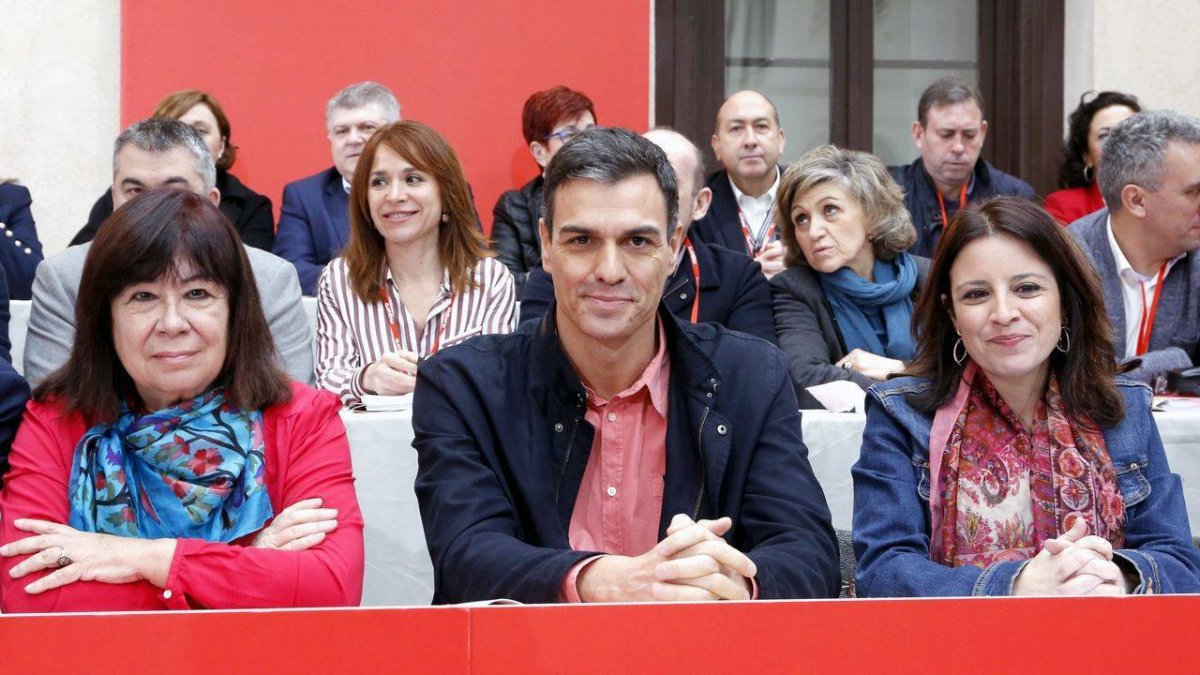 Sánchez, flanqueado por Narbona y Lastra