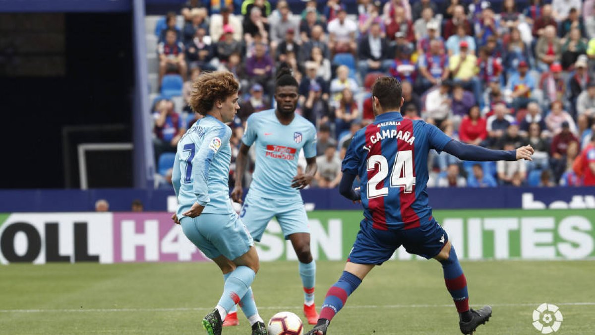 Campaña y Griezmann, peleando por un balón