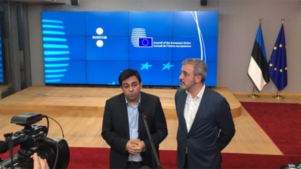 El teniente alcalde de Barcelona, Gerardo Pissarello. A su lado, Jaume Colboni, del PSC.