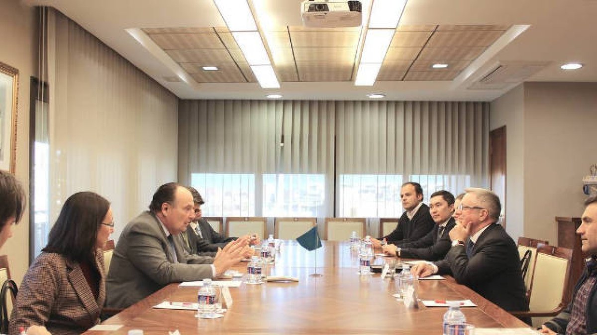 Kazajstán se interesa por el sector agroalimentario y cosmético valenciano