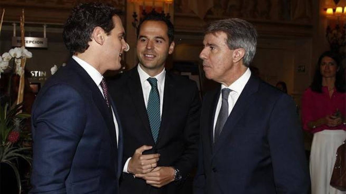 Rivera, Aguado y Garrido, conversando antes del desayuno informativo protagonizado por el primero en Madrid