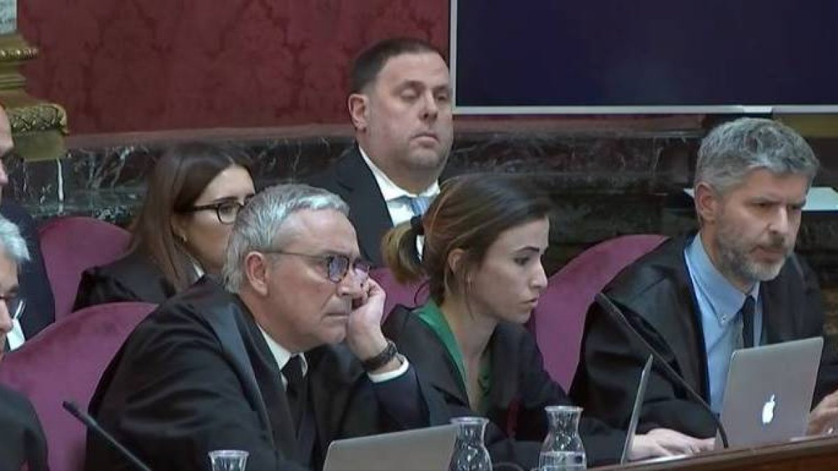 Junqueras y, a la derecha, su abogado defensor.