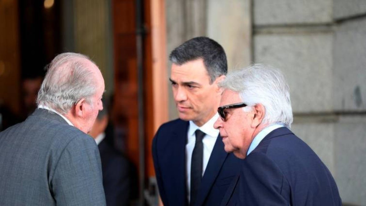Sánchez, con don Juan Carlos y Felipe González, en el velatorio de Rubalcaba