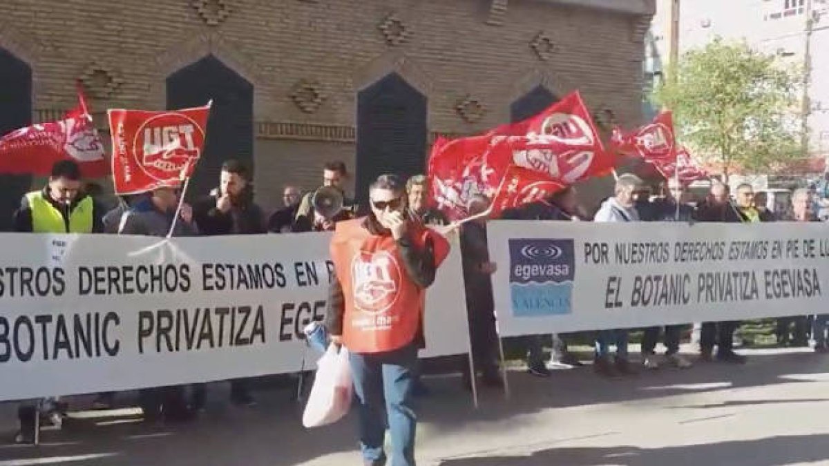 Trabajadores de Egevasa frente a la Conselleria de Medio Ambiente