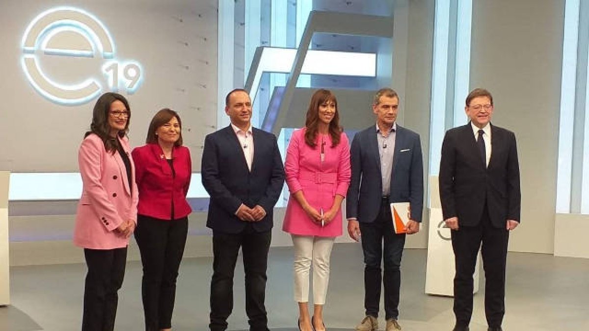 Los candidatos con la presentadora del debate en À Punt
