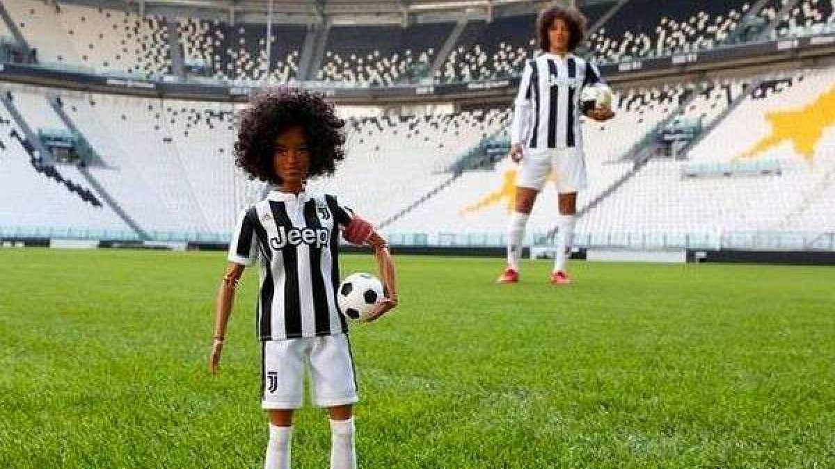 Una futbolista con una Barbie idéntica