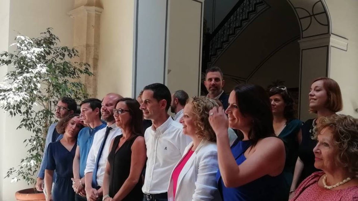 Pose del nuevo ejecutivo de Diputación en el palau de la Scala