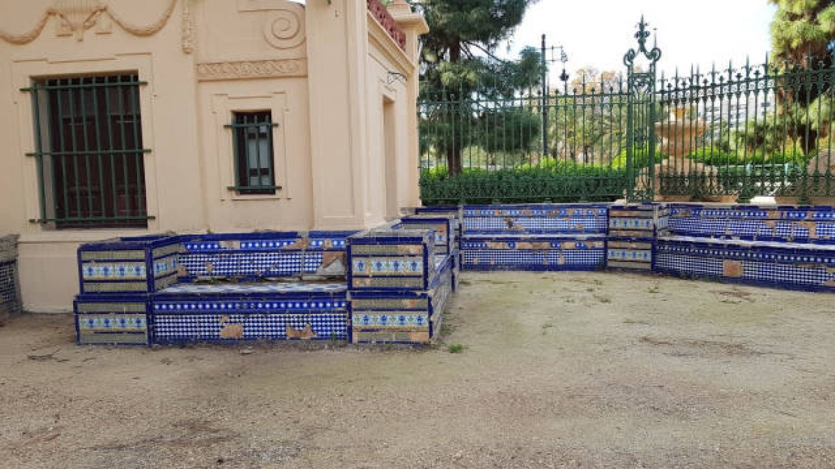 Asientos de azulejo tradicional valenciano totalmente deteriorados