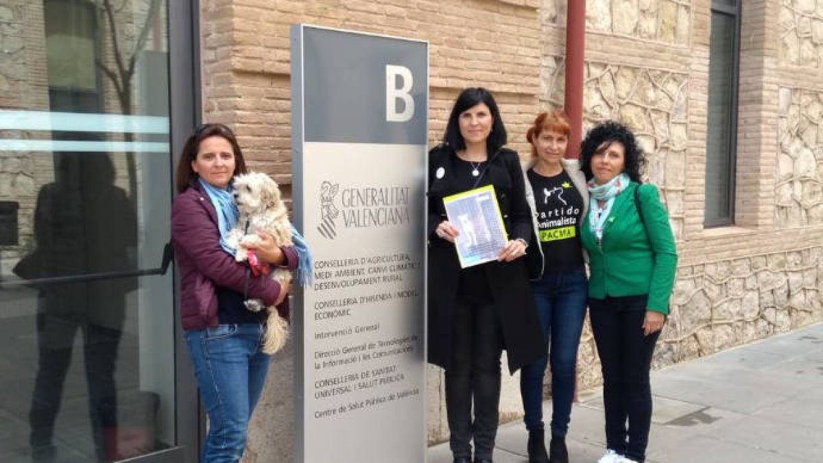 Dirigentes de PACMA entregando el informe