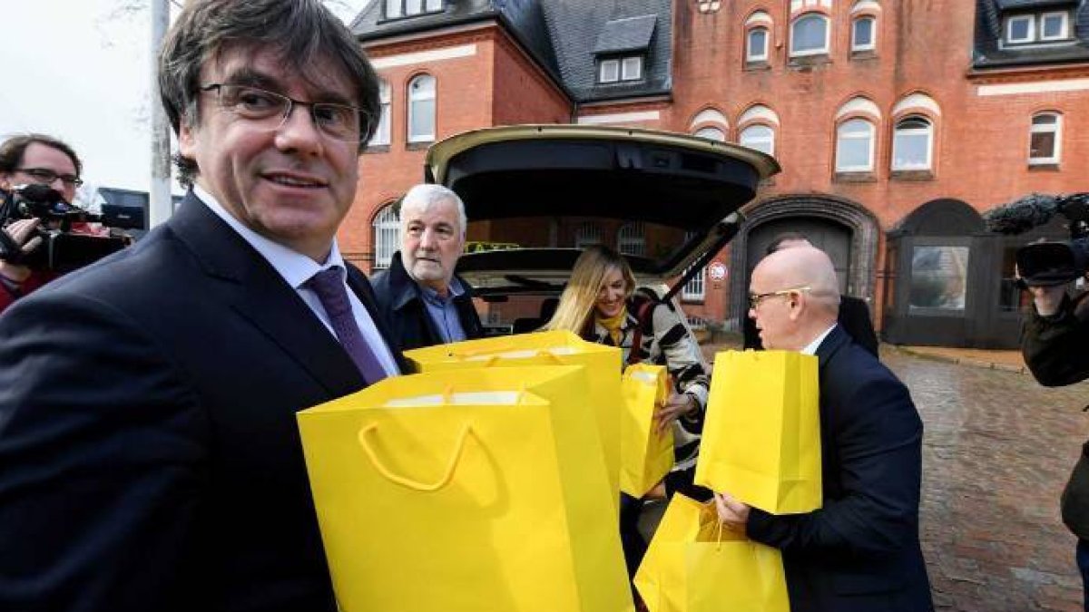 Puigdemont, esta misma semana, frente a la cárcel alemana en la que estuvo ingresado tras su detención.