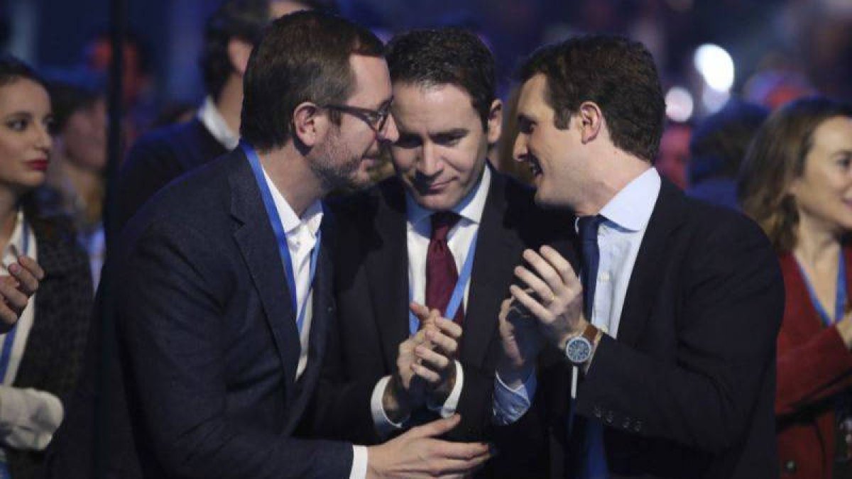 Casado junto a García Egea y Maroto.