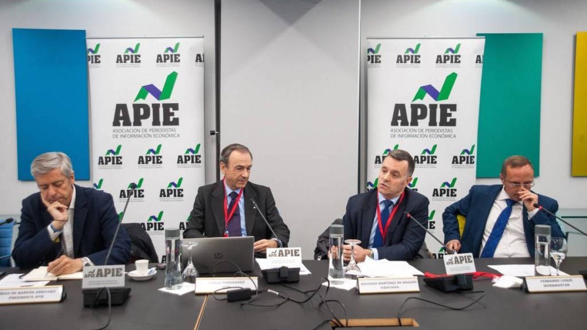 De izquierda a derecha, Íñigo de Barrón (Presidente APIE), Pablo Fernández (IESE Business), Eduardo Martínez Aragón (Vidacaixa) y Fernando Luque (Morningstar).
