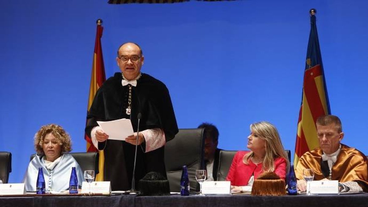 El rector de la Universidad de Alicante cita al Evangelio para reclamar Medicina