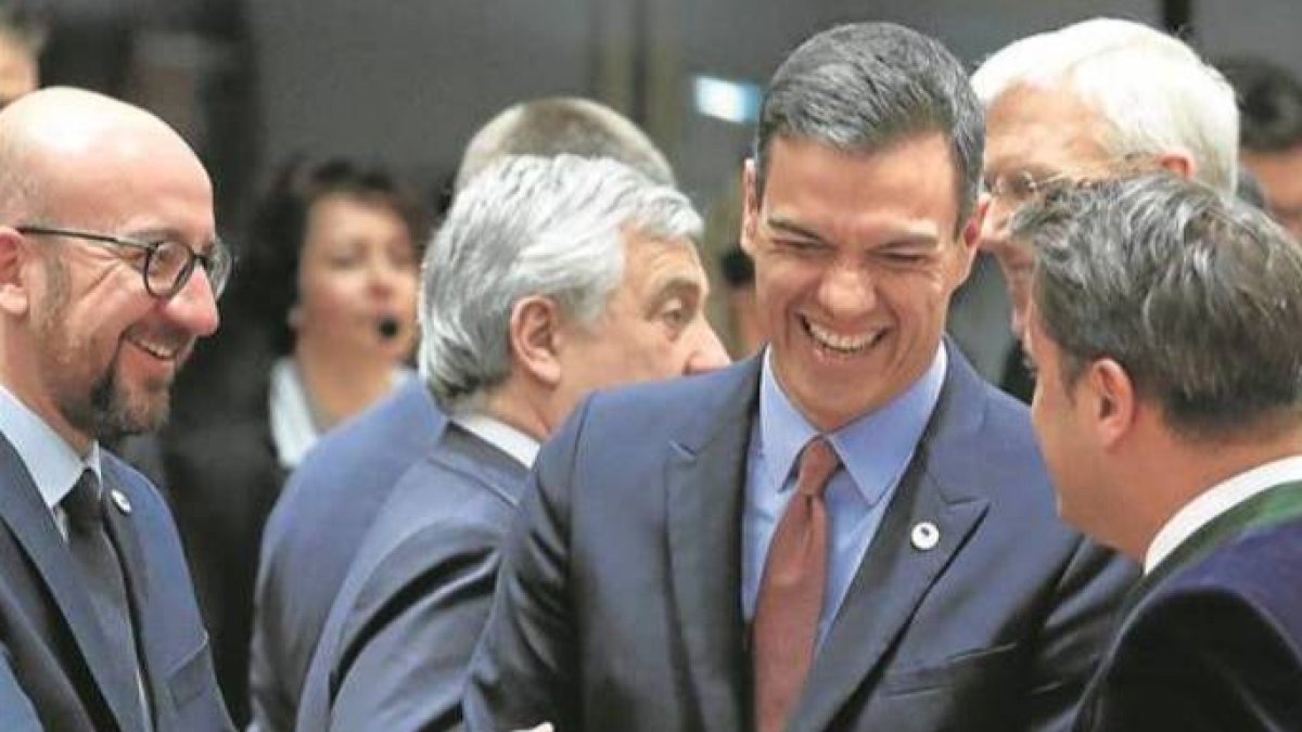 Sánchez ríe en presencia del primer ministro de Bélgica -a su izquierda-, Charles Michel.