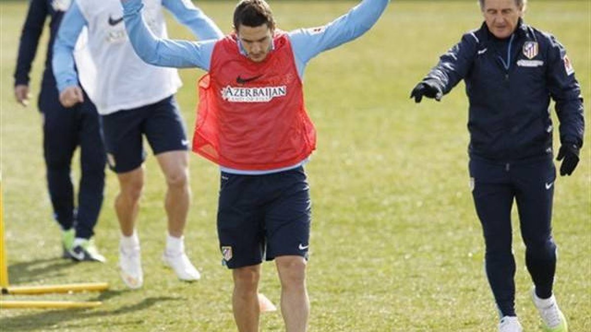Óscar 'Profe' Ortega, dando instrucciones a Koke durante un entrenamiento