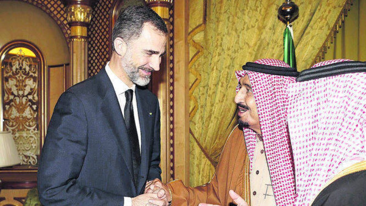 Felipe VI saludando al Rey de Arabia Saudí