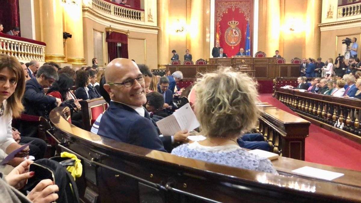 El senador 'indepe' aprovecha la sesión para hacer un vídeo y verse con su mujer