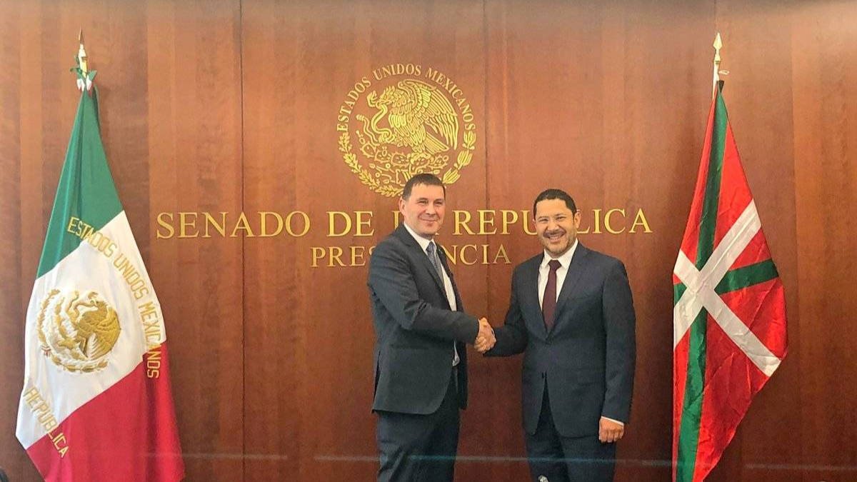 Otegi, saludando al presidente del Senado de México, flanqueados por la bandera tricolor y la ikurriña
