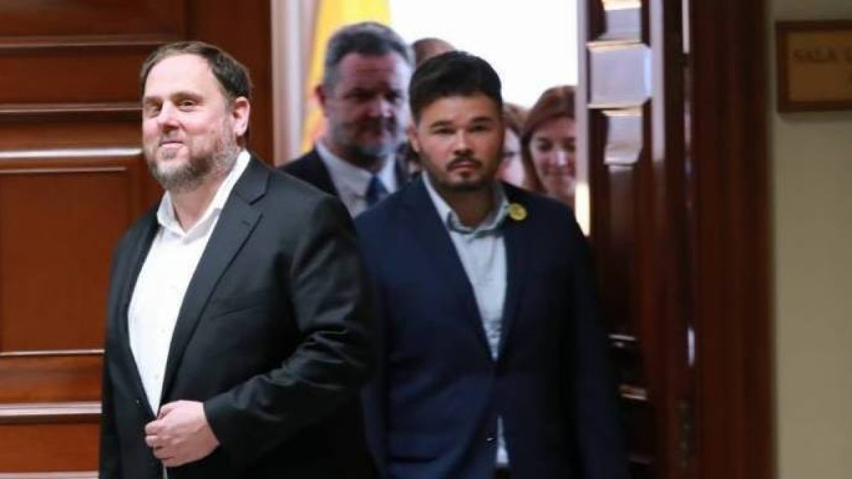 Rufián, este lunes, escoltando a Junqueras en el Congreso.