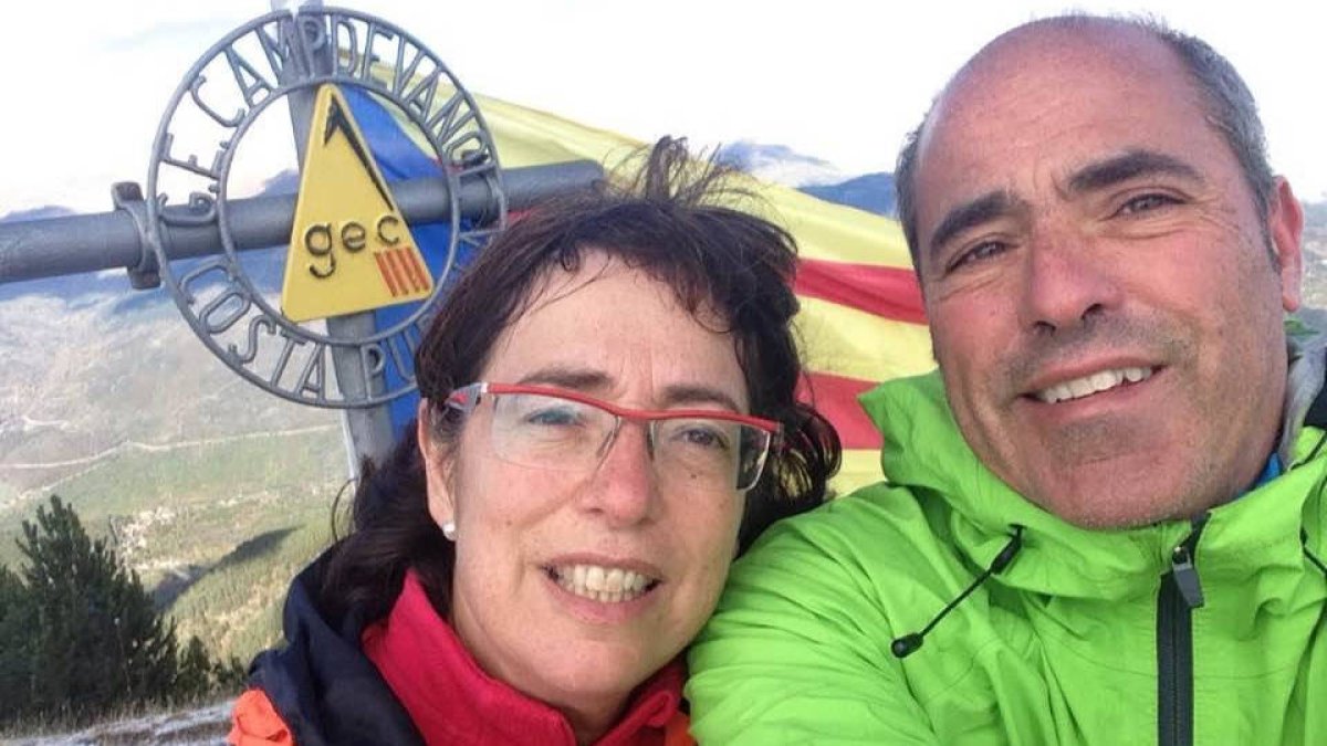 Miriam Ferrer y su marido posando ante una estelada.