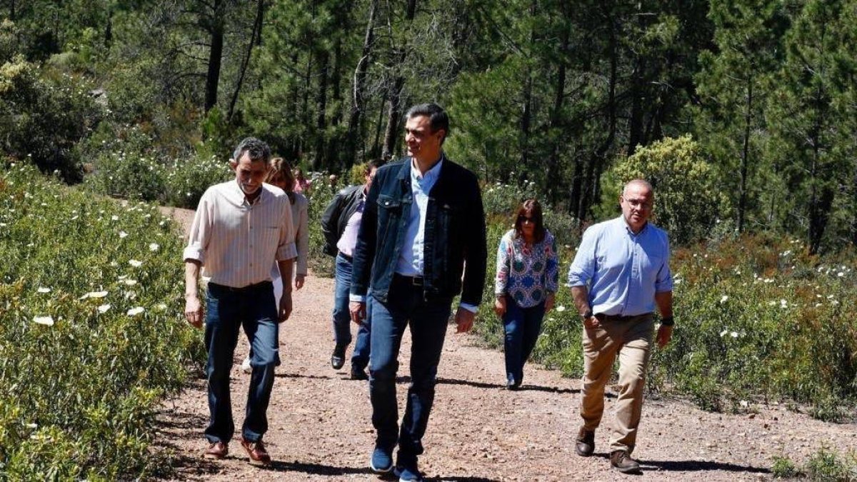 Sánchez, el sábado en la jornada de reflexión. Detrás, a la izquierda, su mujer