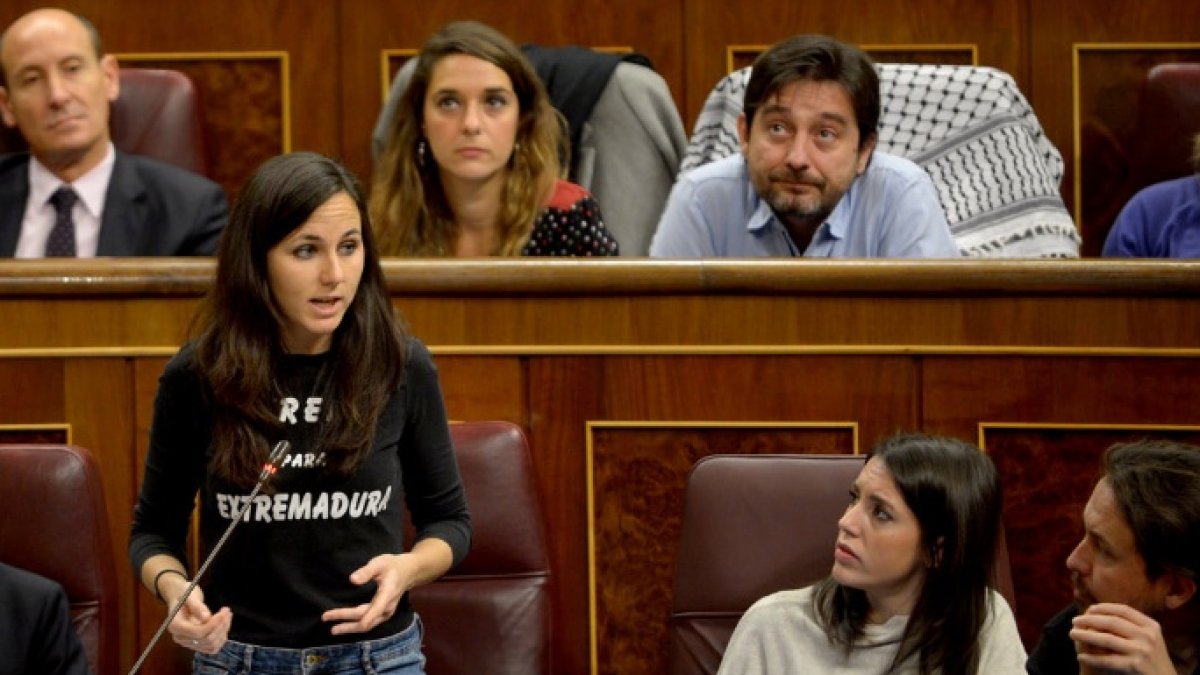 Montero, este miércoles en el Congreso. en la fila de arriba, Noelia Vera.