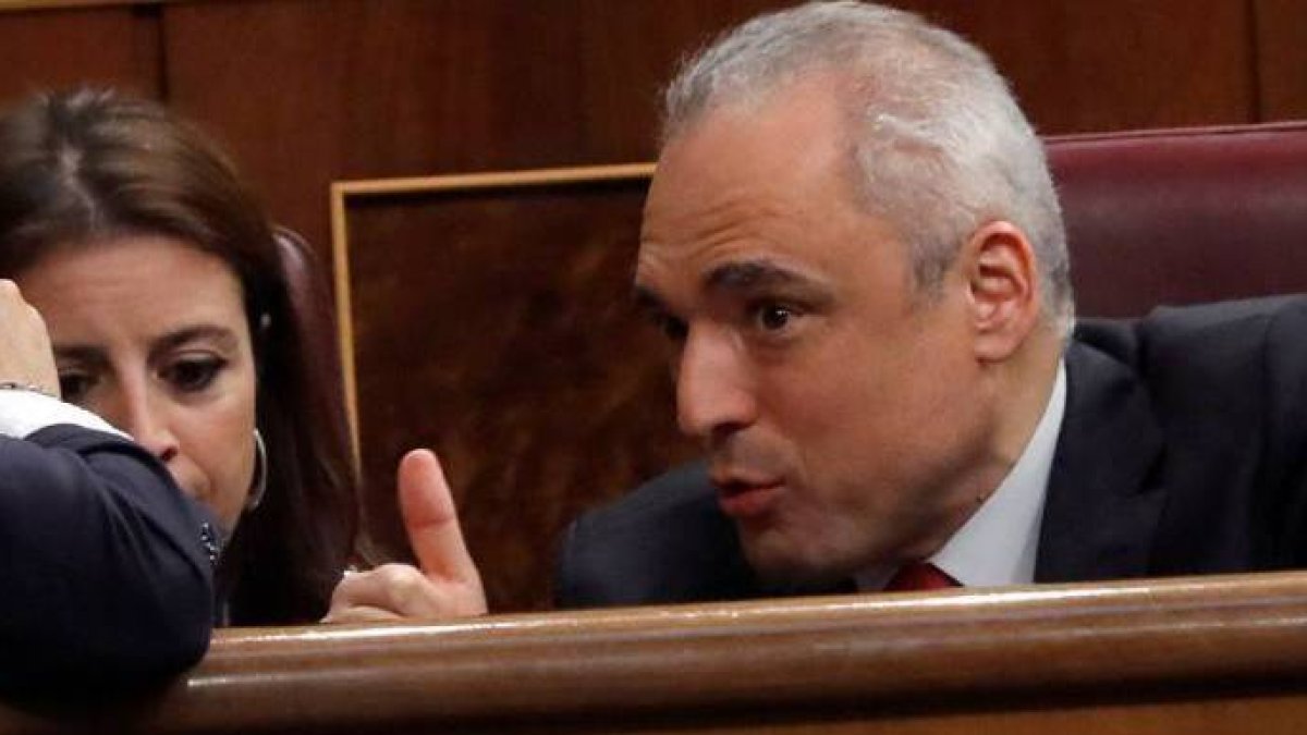 Rafael Simancas, secretario general del PSOE en el Congreso, junto a Adriana Lastra.
