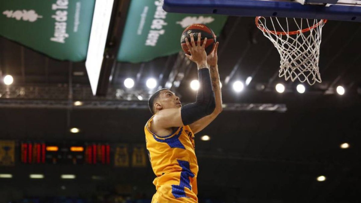 Jacob Wiley se comió al juego interior valenciano