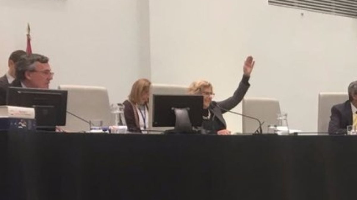 Carmena absteniéndose en una iniciativa en apoyo a la Constitución.