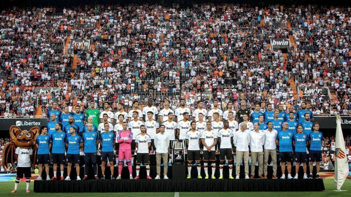 La tradicional foto de plantilla y cuerpo técnico se realizó en los prolegómenos del partido
