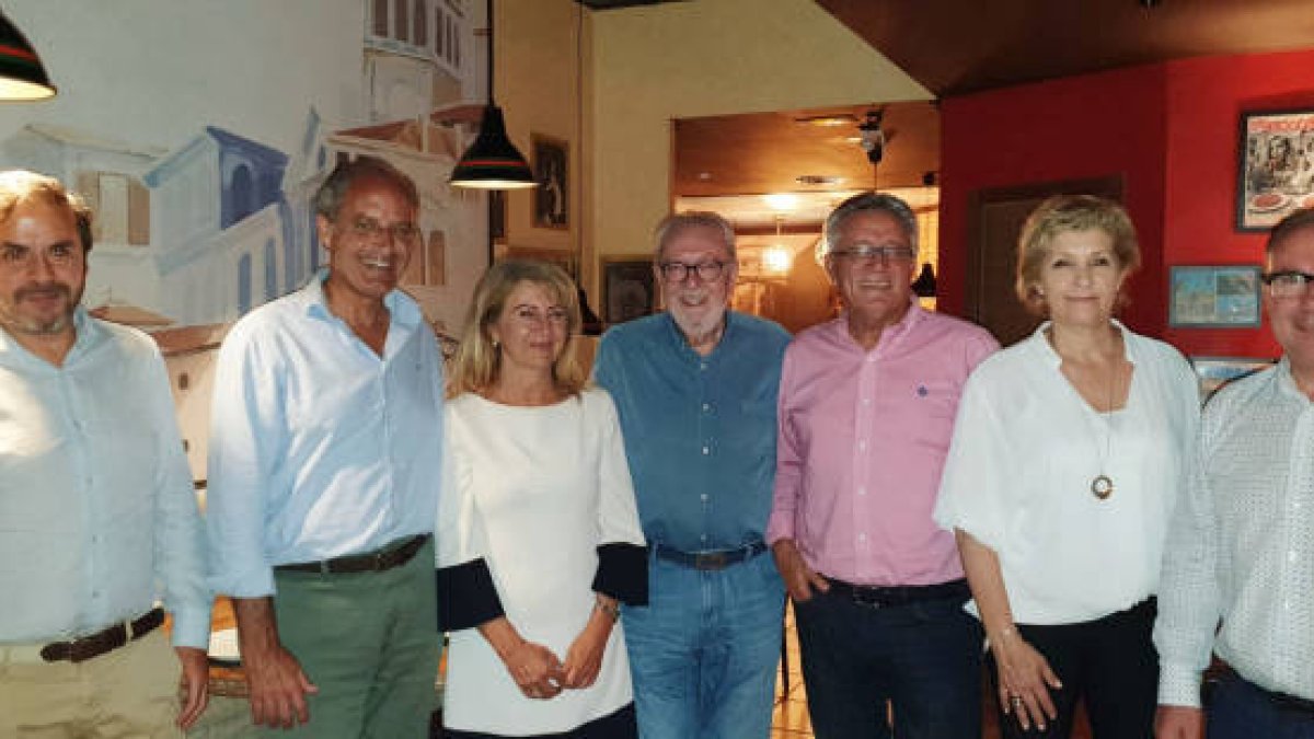 Camps,el segundo por la izquierda, con varios de los promotores de la cena.