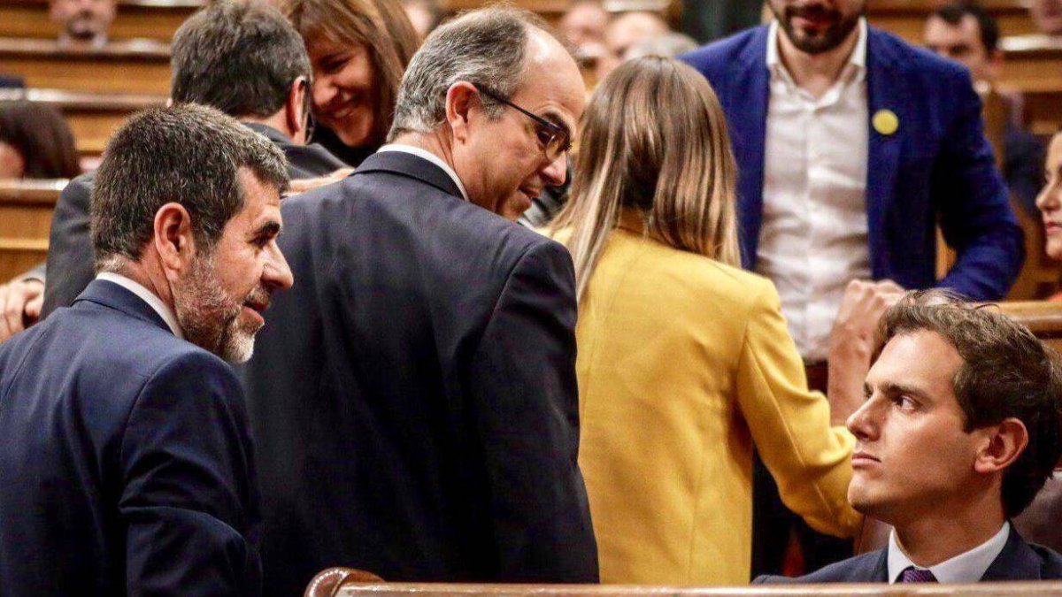 Rivera cruzando la mirada con Sànchez y Turull de testigo